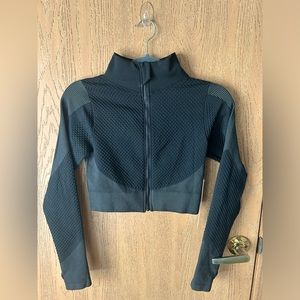 ‼️cropped define workout jacket‼️ zips and has those finger holes for running.